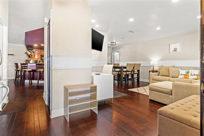 Building Photo - 6701 Leeward Isle Way