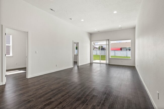 Building Photo - 604 S Crescent Ln