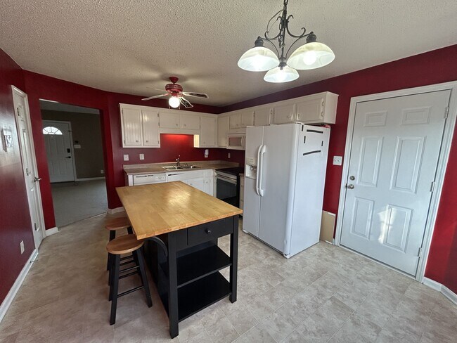 Building Photo - 3878 Roscommon Way