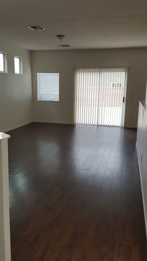 Foto del edificio - Totally Renovated 4 Bed, 2 and 3/4 bathroo...