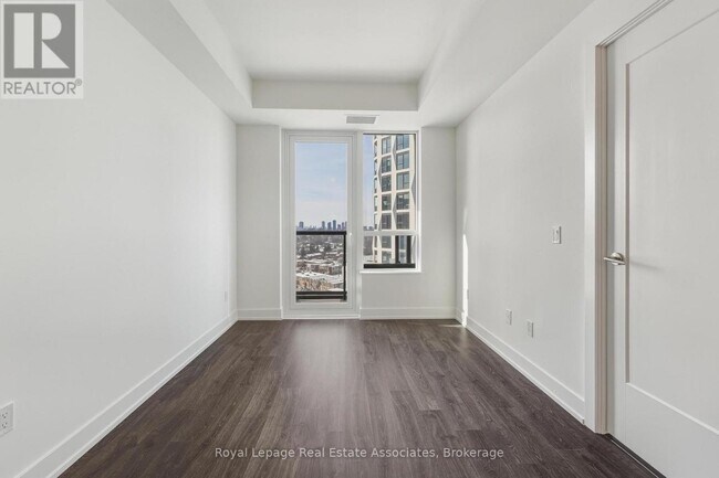 Photo du bâtiment - 60 Central Park Roadway