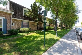 Building Photo - 4800 Williamsburg Ln