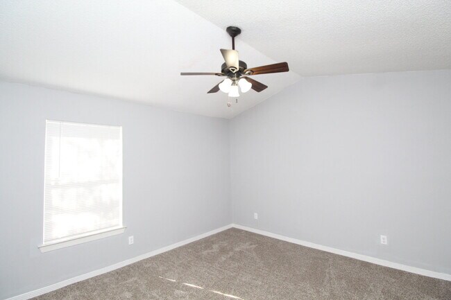 Foto del edificio - Move-In Ready Townhome in Foxborough with ...