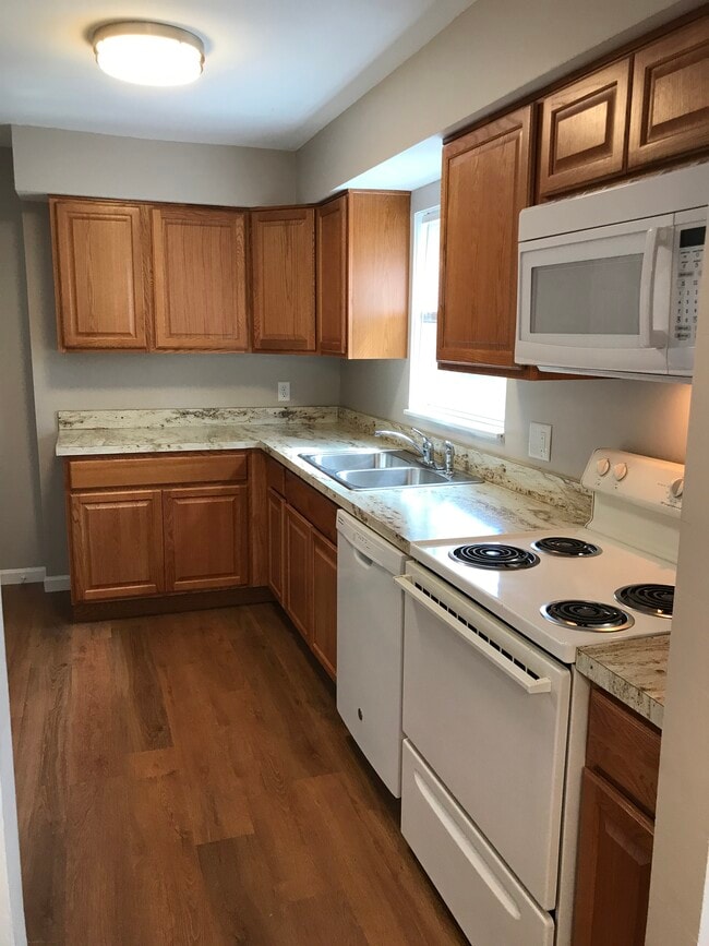 ¡Cocina completamente nueva! - 4552 Baylor Ct