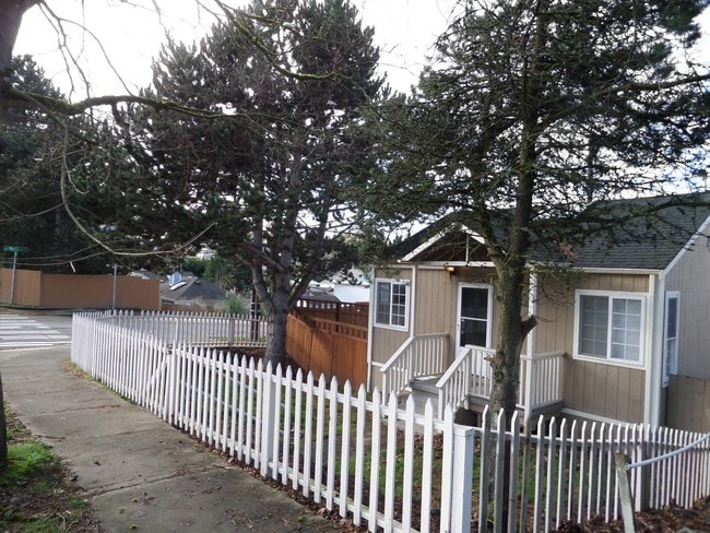 Building Photo - Super Cute & Renovated 3-Bedroom Cottage i...