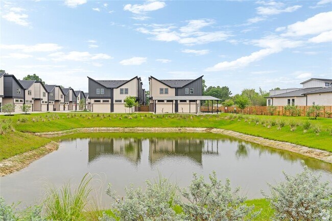 Foto del edificio - 13806 Bee Flower Ln