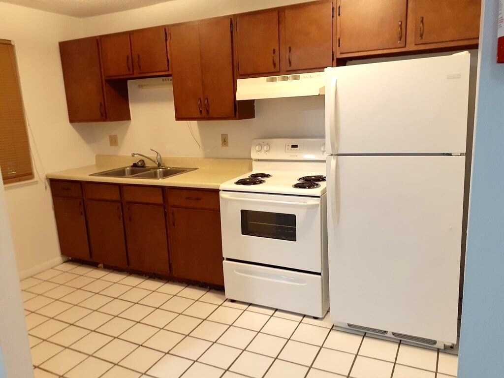 Kitchen - 1033 Southpark Dr