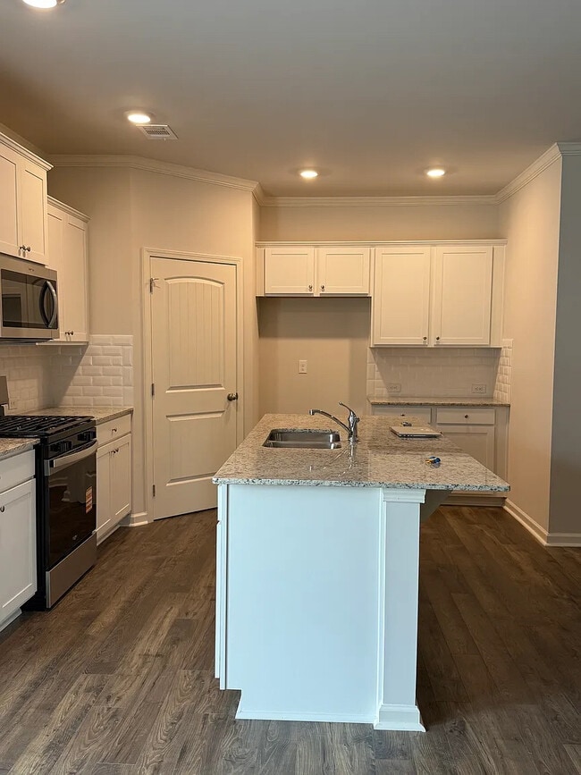 Foto del edificio - Room in Townhome on Greyton Dr