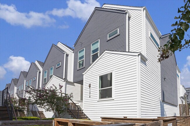 Foto del edificio - 1131 W 17th St