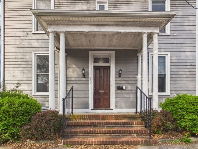 Building Photo - 221 N Spring St