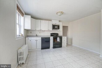 Building Photo - 916 Catharine St