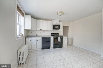Building Photo - 916 Catharine St