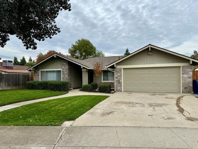 Building Photo - Single story home with vaulted ceilings!