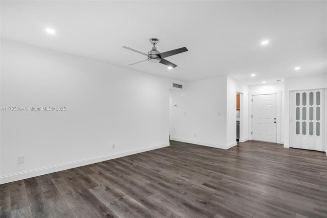 Building Photo - 13712 SW 90th Ave