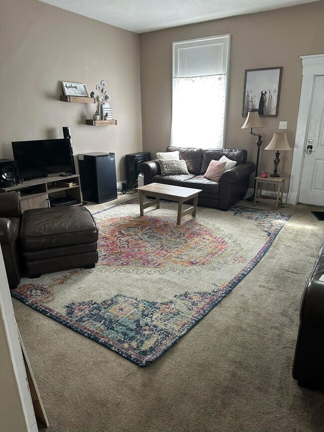 Building Photo - Spacious 5-Bed Home Near UC with In-Unit Laundry