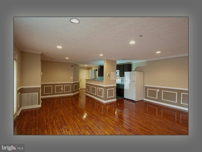 Building Photo - 9720 Lake Point Ct