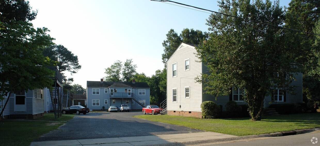 Foto del edificio - 1913-1919 Fort Bragg Rd