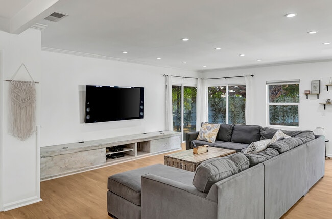 Foto del edificio - 7700 Oakdale Ave