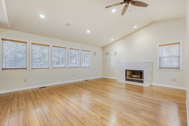 Foto del edificio - Freshly Updated Shoreline Home with New Carpet, Hardwood Floors & Private Yard