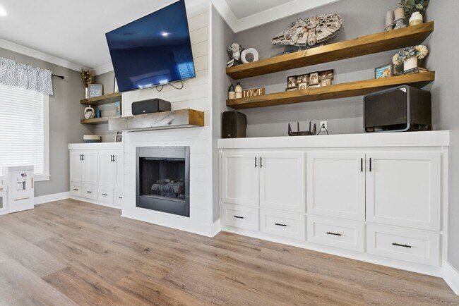 Foto del edificio - 3 Bedrooms Plus an Office & Sun room