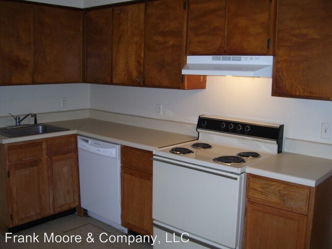 Building Photo - 6 Oak Forest Ln