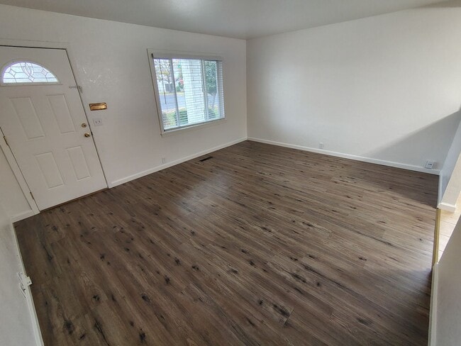 Building Photo - 301 Camellia Way