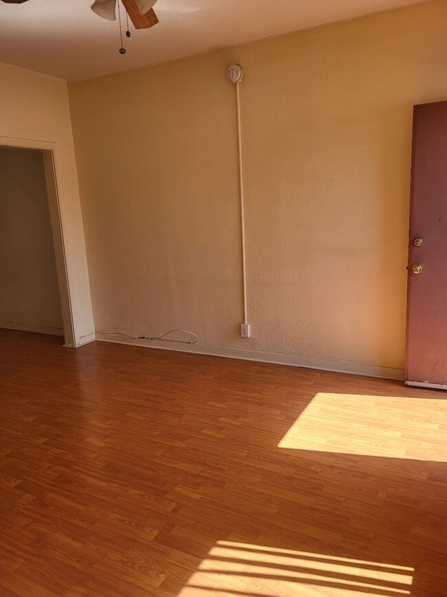 Building Photo - 828 S Glendale Ave
