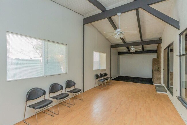 Foto del edificio - **PRICE DROP**3 bedroom / 3 bath with walk...