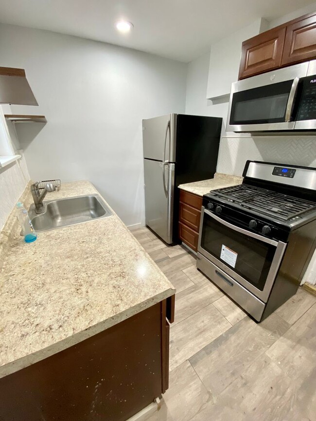 Building Photo - Recently Renovated 2-Bedroom Townhouse in ...