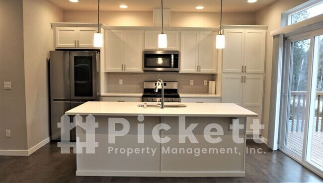 Building Photo - 3 Bedroom Newer Construction House Close t...