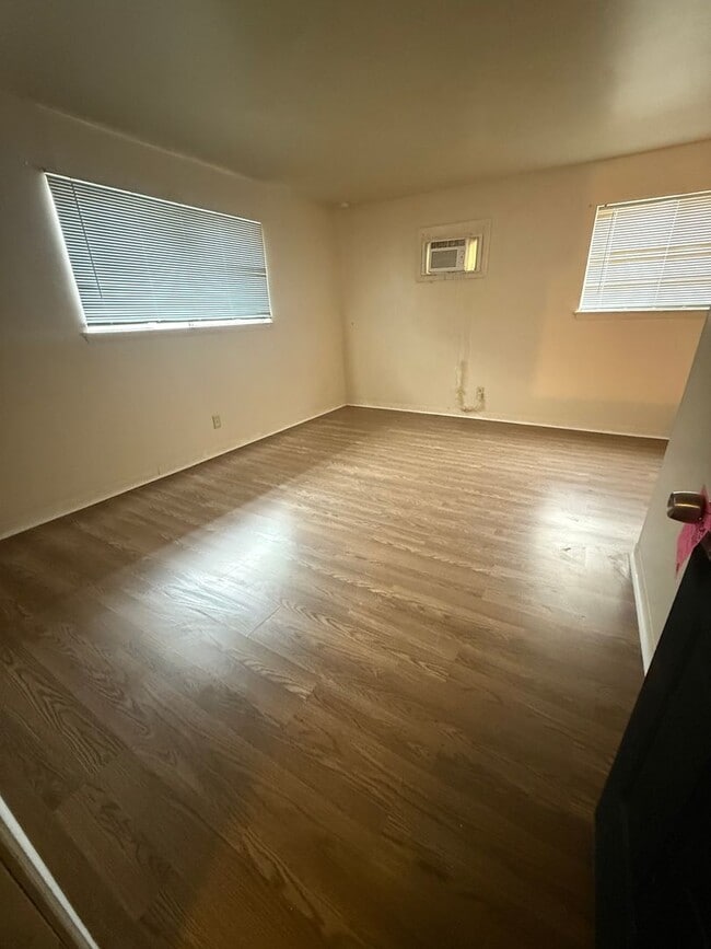 Foto del edificio - 15411 Barat Ave