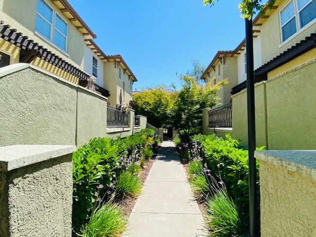 Foto del edificio - Beautiful 3BD/2.5BA Tri-Level Gallery Walk...