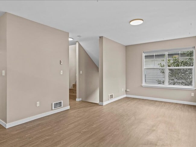 Building Photo - Updated AIR-CONDITIONED Northgate Townhome