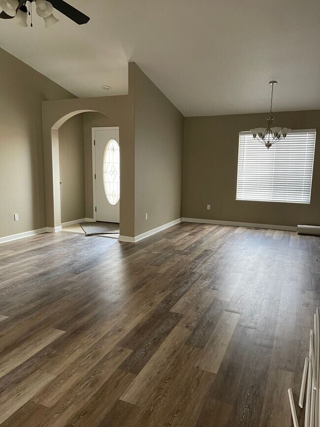 Building Photo - 3 Bedroom 2 bathroom