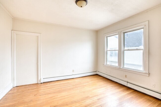 Foto del edificio - Spacious 3 Bedroom on top floor of 3 family home