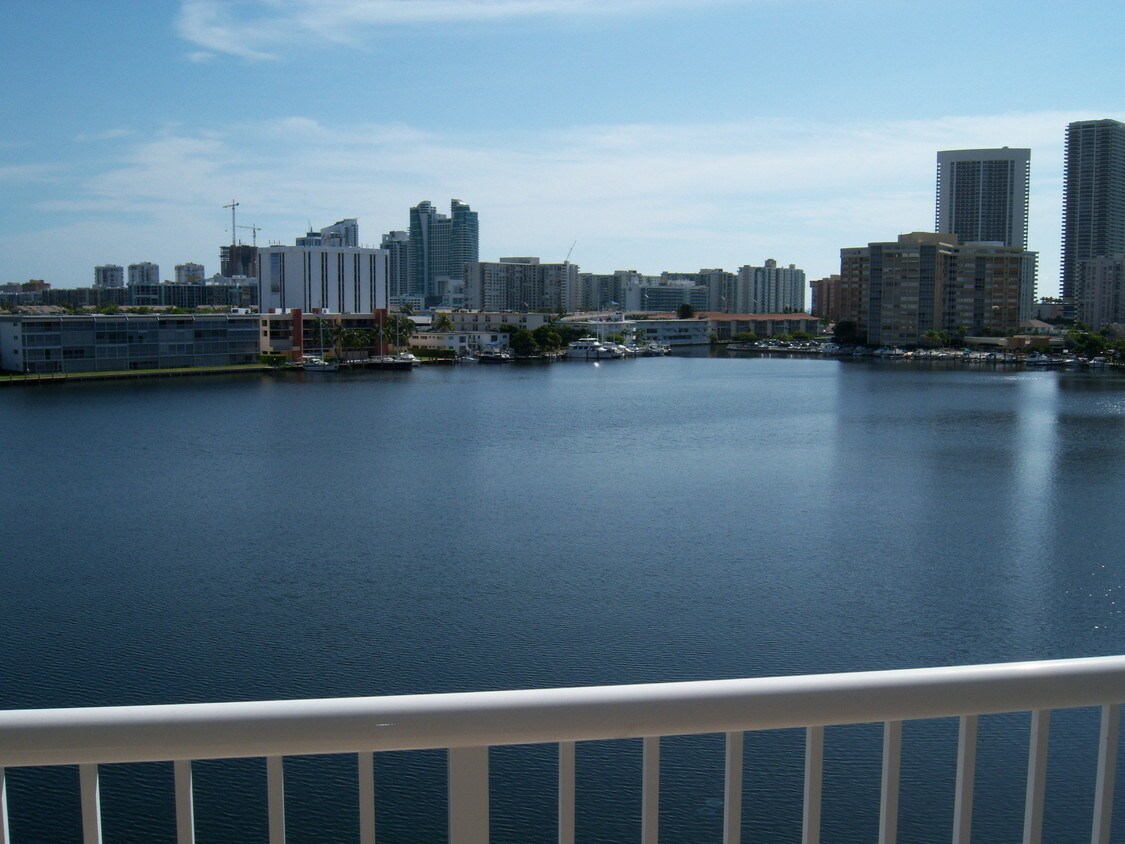 Foto principal - 410 Golden Isles Dr