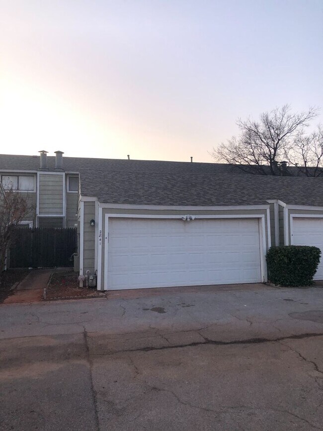 Foto del edificio - 2 bed & 2 bath Condo. 2 car garage.