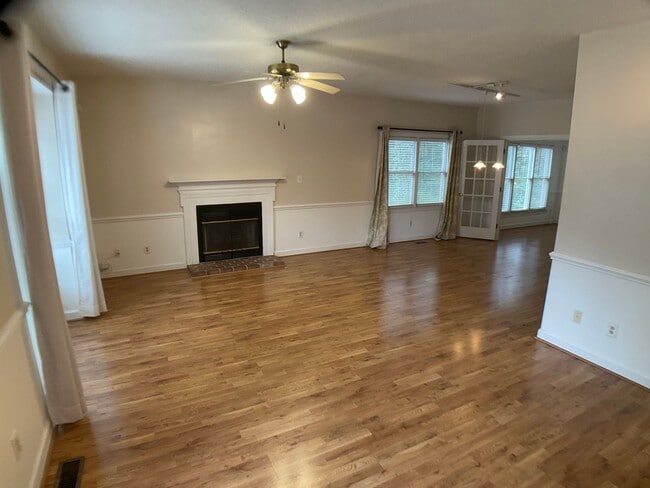 Foto del edificio - End Unit 3 Bedroom Townhome in Popular Woo...