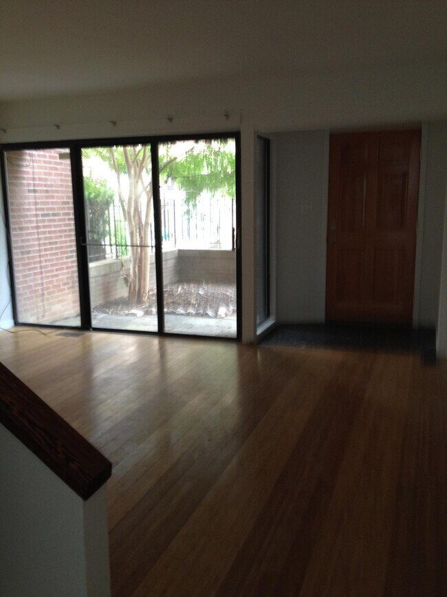 entrance & living room - 911 Stubblefield Ln