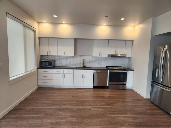 Foto del edificio - Ground Floor, Corner Unit 2 Bed/2 Bath Flat - This is a specially designed ADA Unit