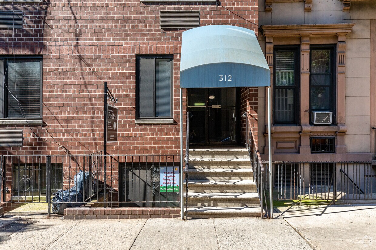 Entrada - 312 E 85th St