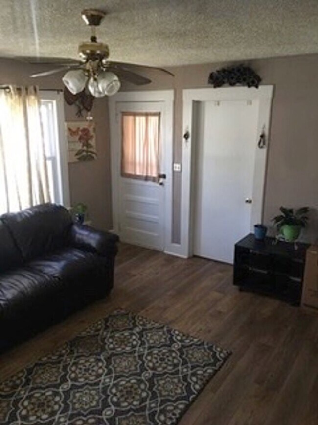 Building Photo - Cute 2BR, 1 Ba home on a large corner lot