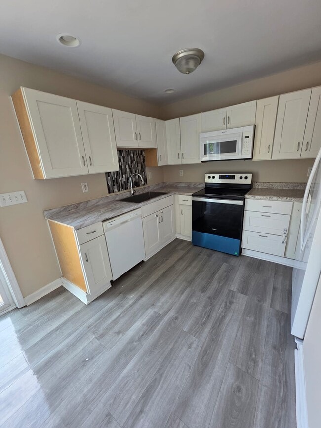 Building Photo - 6610 Vandre Ave