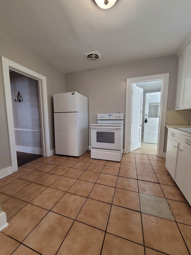 Foto del edificio - Spacious Blackstone Three Bedroom! Coming ...