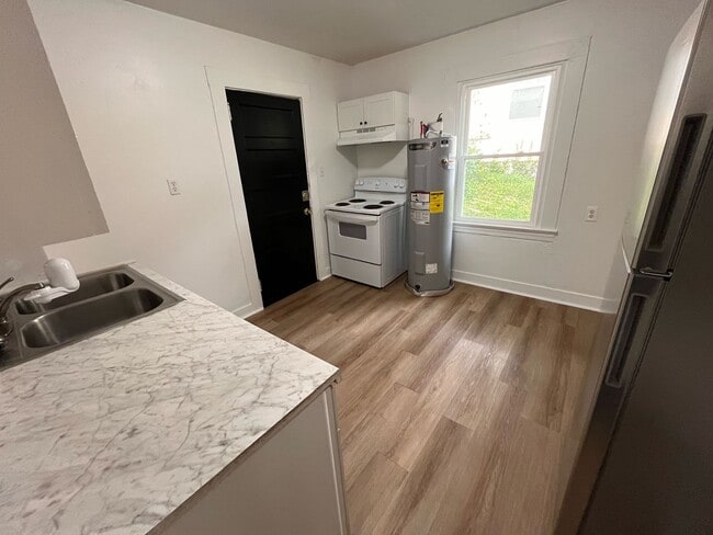 Building Photo - 2 Bedroom 1 Bath House Available to Rent f...