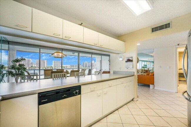 Foto del edificio - 17700 N Bay Rd