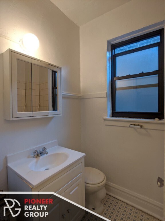 Building Photo - Charming studio with tons of natural light