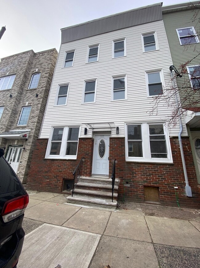 Building Photo - 107 Magazine St