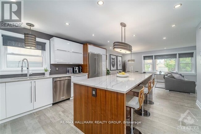 Building Photo - 354 Tweedsmuir Ave