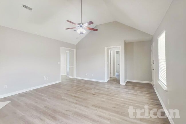 Building Photo - 2121 Montgomery Ln